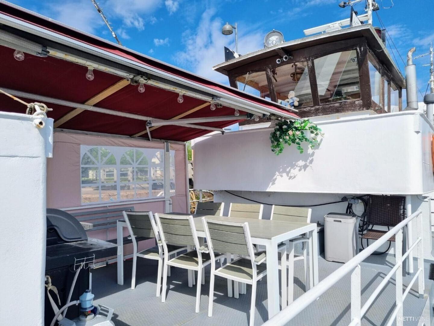 Spacious Dutch Houseboat Botel *