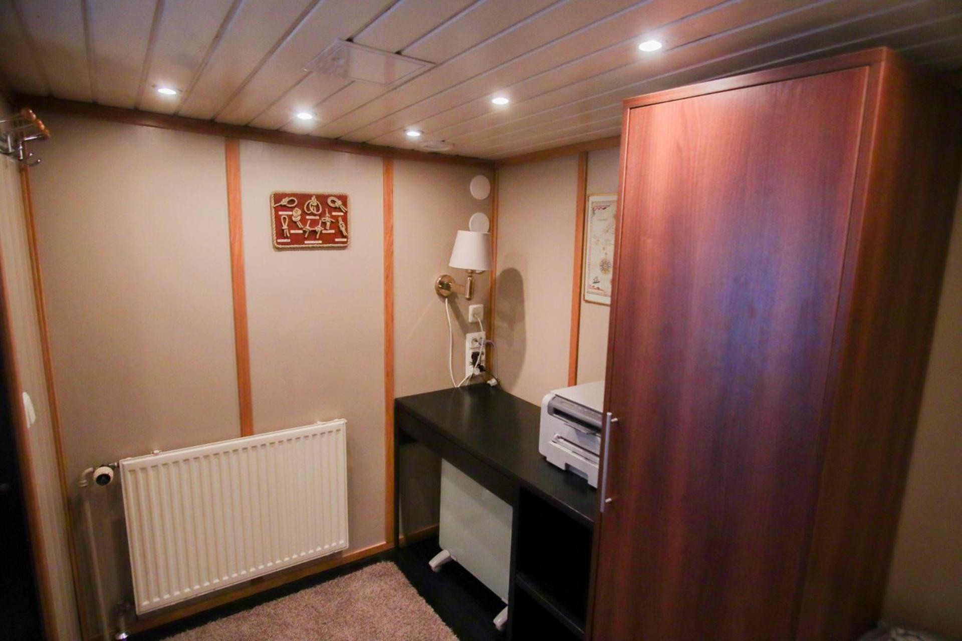 Spacious Dutch Houseboat *